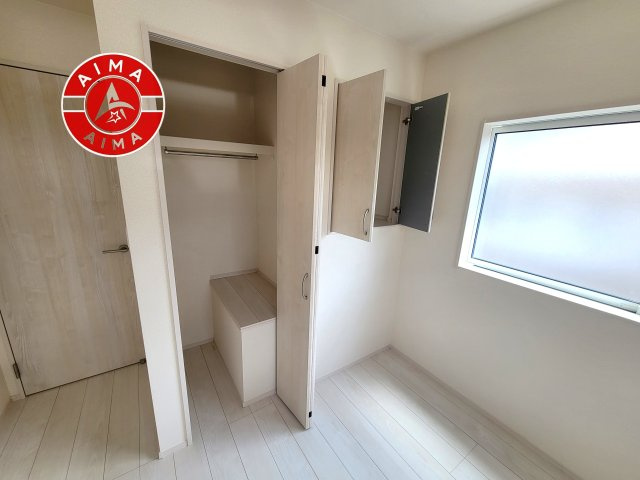 糟屋郡須恵町植木第2-2棟（2号棟）の収納|洋服や大きな荷物が多い方や人数の多いご家族などは、一般的なクローゼットよりもウォークインクローゼットのほうが使い勝手が良いです。