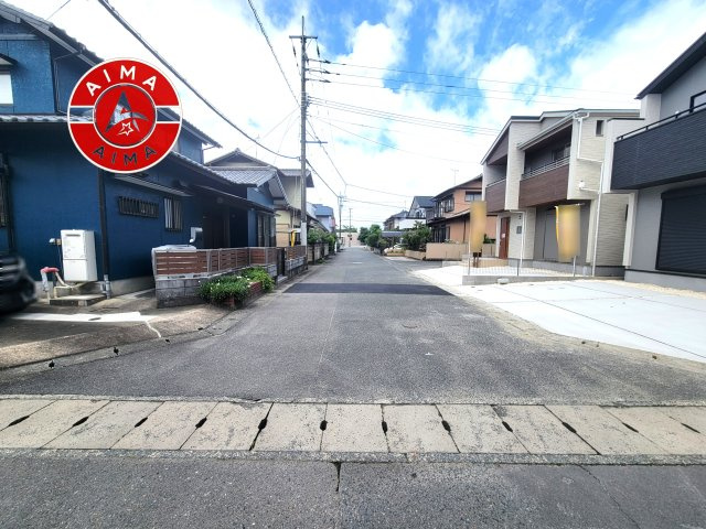 糟屋郡須恵町植木第2-2棟（2号棟）の前面道路含む現地写真|前面道路は閑静な住宅地をはしる車通りの少ない道路。お車の出し入れが苦手なママや小さなお子様にも安心ですね。しっかり舗装もされているので、ベビーカーや自転車で通っても快適に通行できます。前面道路です。