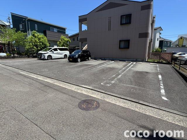 モンシェリーの駐車場
