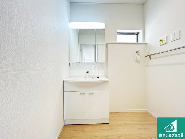 ●大和高田市市場　第13期　新築一戸建ての独立洗面台|清潔感のある洗面台です。フラットな鏡は掃除がしやすく毎日清潔！鏡裏には収納があるのでスッキリとした洗面台が保てます。
