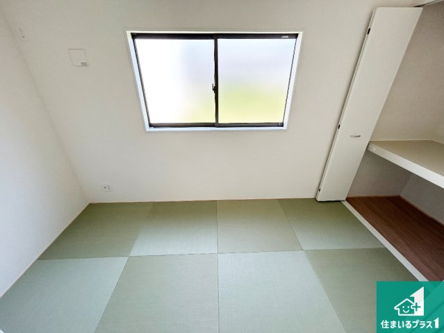●大和高田市市場　第13期　新築一戸建ての和室|一室あると便利な和室は客間としてだけでなく、小さなお子様のプレイルームや食後のくつろぎスペースとしてもご利用いただけます。収納もついていますので大活躍間違いなし！