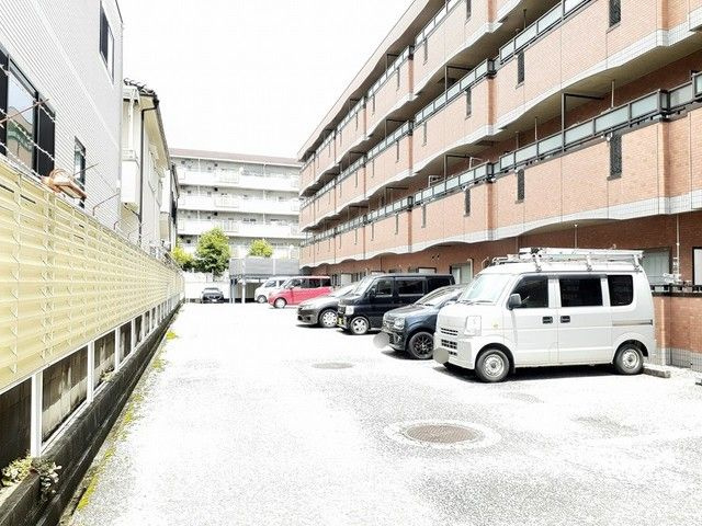 フリーダム中村の駐車場