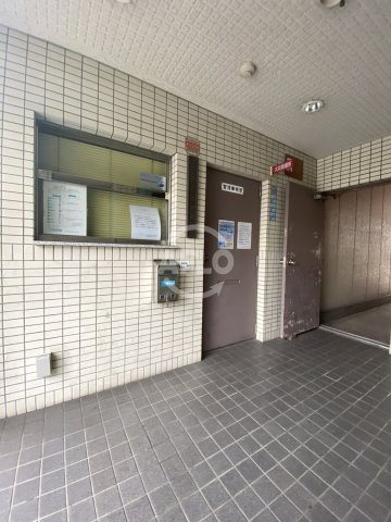 ファミリーハイツ九条　九条北小学校のエントランス|ファミリーハイツ九条　エントランス