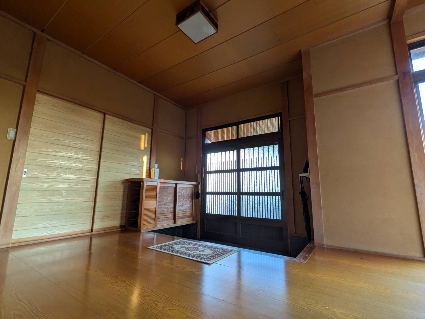 三郷中古戸建ての玄関|落ち着いた玄関です