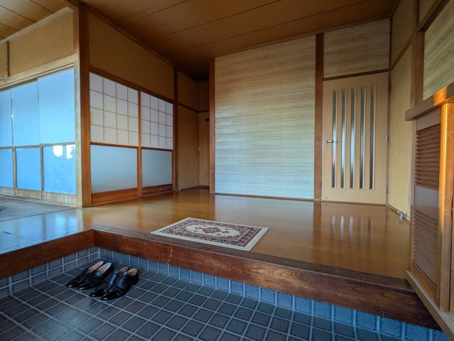三郷中古戸建ての玄関|明るい玄関です