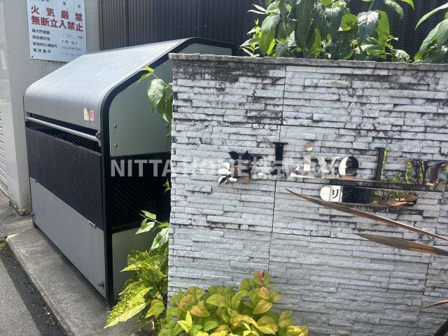 京丹後市峰山町荒山のアパートのエントランス|専用のゴミ捨て場も便利な設備です◎