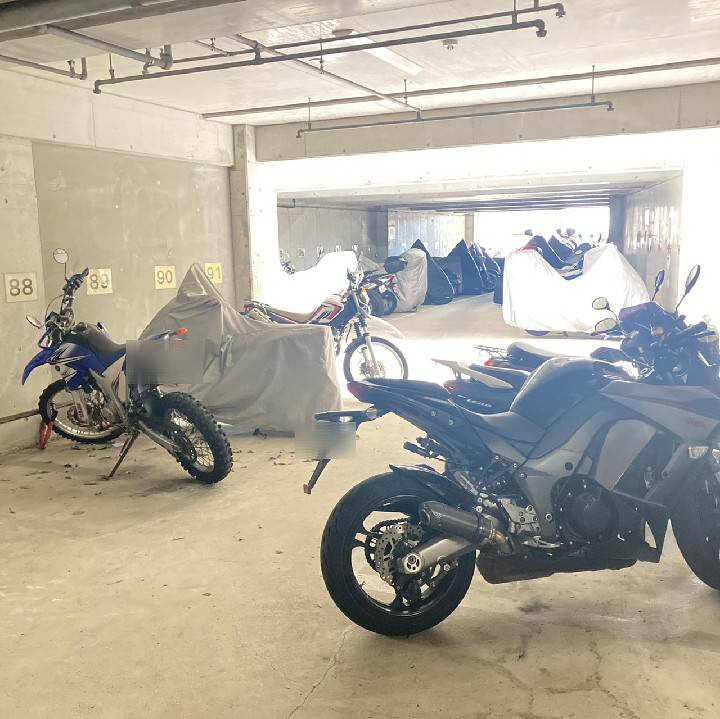 セルヴィオ２番館の駐車場|バイク置場