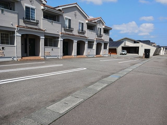 エリクシ－ルの駐車場|駐車場に車を止められます