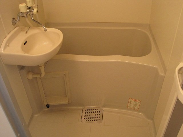 レオパレス丸岡の浴室|コンパクトで使いやすいお風呂です