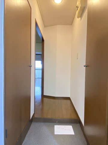 【内装】 | 高倉マンション | 玄関、別居室空室時の写真となります。現況と異なる場合は現況を優先いたします。