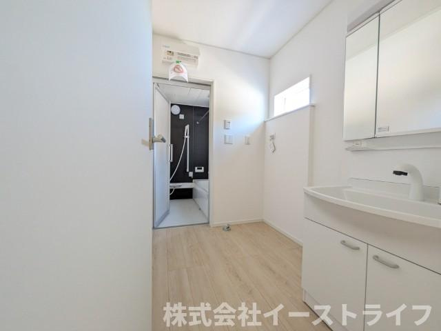 【新築戸建】　いわき市平谷川瀬第2　全3棟の独立洗面台|1号棟写真　朝の身支度に便利な独立洗面台です。3面鏡で鏡の裏には収納スペースがあり、小物などをすっきり片づけることができます。