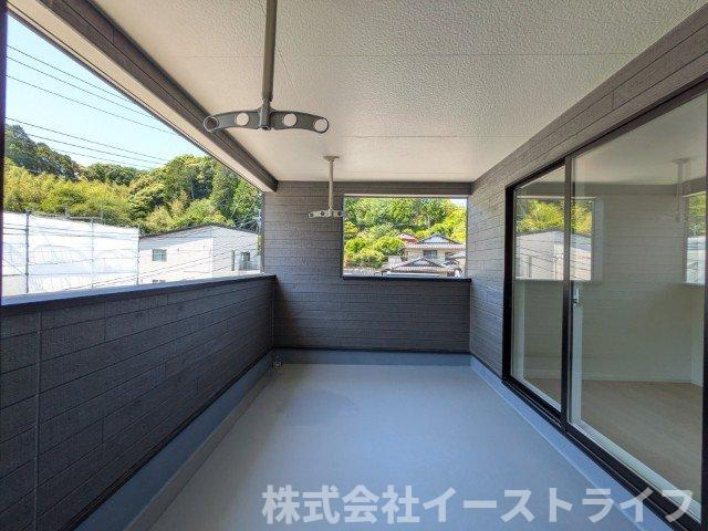 【新築戸建】　いわき市平谷川瀬第2　全3棟のバルコニー|1号棟写真　インナーバルコニーは広々としていてお洗濯が楽ちんです。また日当たりを好む植物を育てるにはぴったりの空間なので、ガーデニングの場としても楽しむことができます◎
