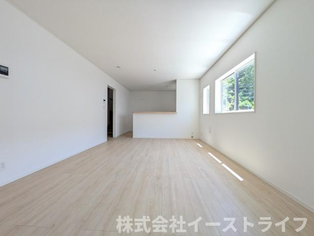 【新築戸建】　いわき市平谷川瀬第2　全3棟の居間・リビング|1号棟写真　広いリビングは、ご家族でゆっくりくつろぎたい方におすすめです。