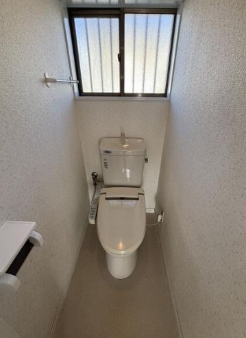 【中古】比企郡川島町八幡リフォーム中古住宅のトイレ|シンプルなトイレスペース
