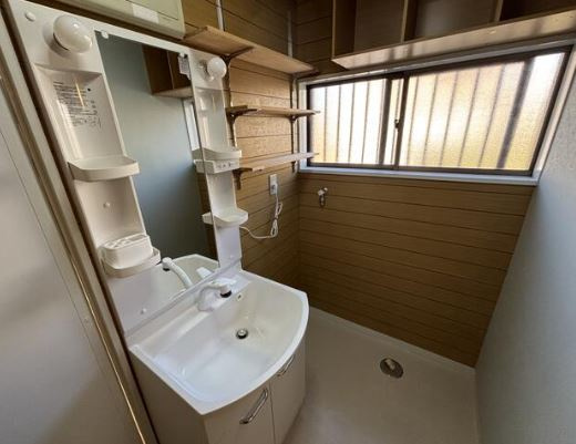 【中古】比企郡川島町八幡リフォーム中古住宅の独立洗面台|朝の身支度に欠かせない新品の洗面化粧台です