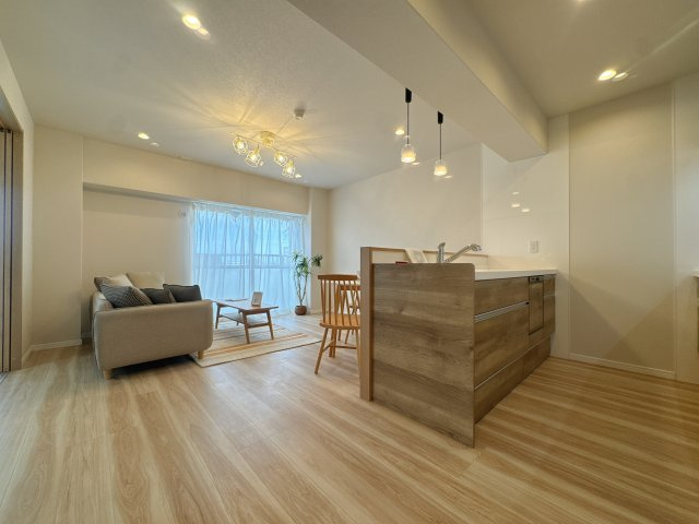 【居間・リビング】 | 日商岩井リバーサイドマンションＢ棟 | インテリアの映える開放的なリビング空間。お好みの家具を配置して、理想のライフスタイルを叶えてください。