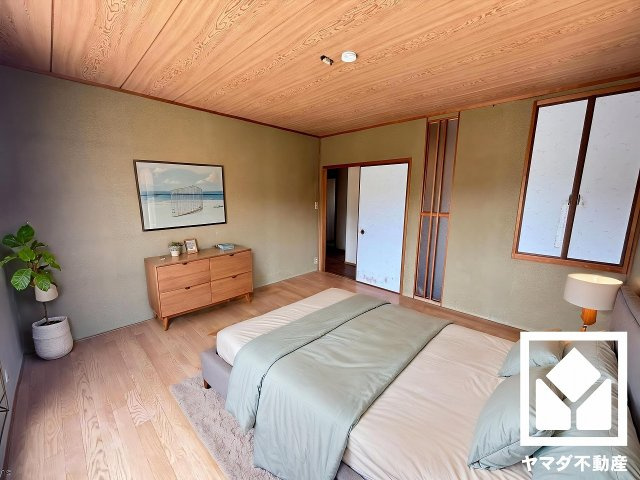 西宮市北六甲台３丁目の洋室|約8帖の2階洋室です。バルコニーにつながるお部屋で、通風・陽当たり良好。（※本画像は空室時の写真に、家具・小物等をCG合成したイメージです。実際の仕様とは異なる場合がございます。）