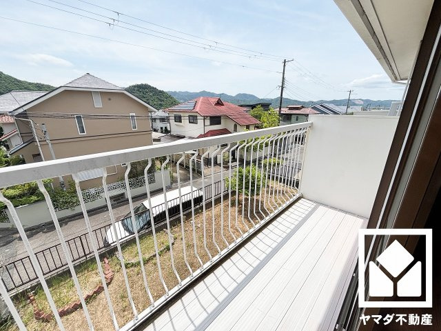 西宮市北六甲台３丁目のバルコニー|南東向きバルコニーで陽当たり・風通し良好。バルコニーが2か所ございますので、お洗濯物をたっぷりと干す事ができます。