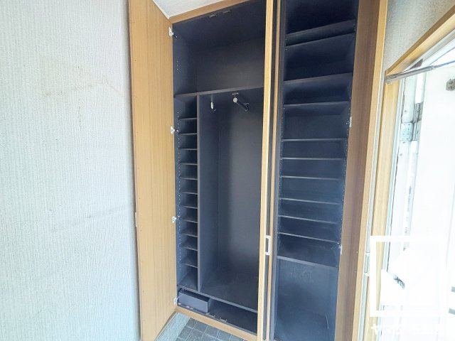 西宮市北六甲台３丁目の収納|玄関にはシューズボックスを設置。家族の靴もしっかり収納できるので、玄関がいつも片付き、気持ちよくお客様を迎えられます。