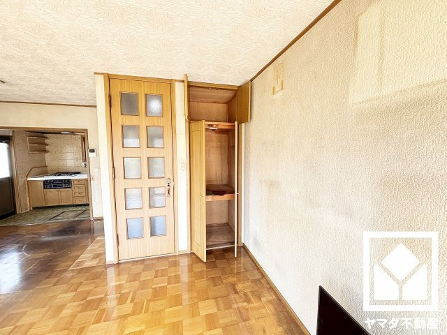 西宮市北六甲台３丁目の収納|リビングにも収納スペースがあり、住空間を広々お使いいただけます。日用品のストックなどもすっきり片付きます。