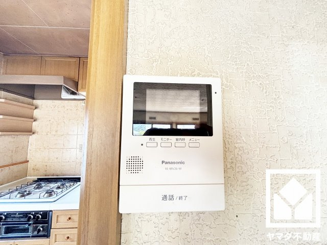 西宮市北六甲台３丁目の設備|突然の来訪時にも防犯面で心強いモニター付きインターホンを設置。お留守番中のお子様も、室内からスムーズに相手の確認ができます。