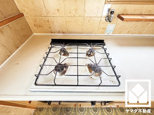 西宮市北六甲台３丁目の設備|毎日の料理がもっとスムーズに。便利な4口コンロ付きキッチン。