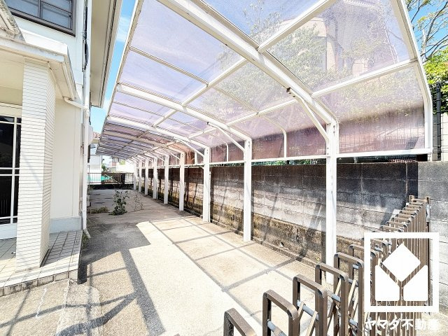 西宮市北六甲台３丁目の外観|カーポート付きの駐車スペースを3台分設置。出入口は防犯性に配慮されたアコーディオンゲート付き。重い荷物や雨の日の移動もスムーズで、快適なカーライフを実現。
