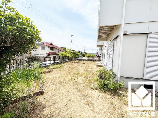 西宮市北六甲台３丁目の庭|室内とつながる外空間が、日々の暮らしに彩りをもたらしてくれます。