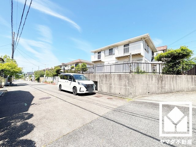 西宮市北六甲台３丁目の前面道路含む現地写真|開放感のある南東・北東角地で、陽当たり・風通しの良い立地です。