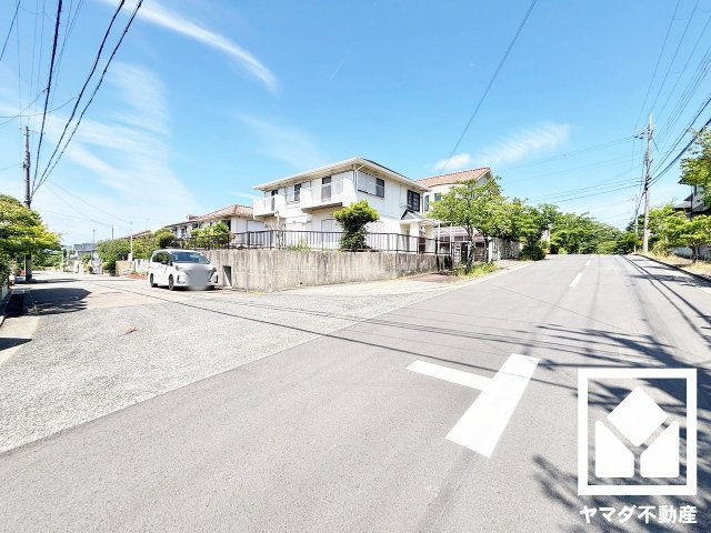 西宮市北六甲台３丁目の前面道路含む現地写真|前面道路幅員約6.5mとゆったりとした広さがあるのでファミリーカー等の車の出入りも楽にできます。