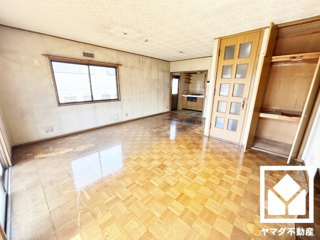 西宮市北六甲台３丁目の居間・リビング|2面採光の窓から自然光を取り込む、開放感あふれる暮らし。隅々まで光が降り注ぎ、明るく心地の良い空間。
