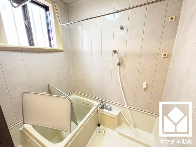 西宮市北六甲台３丁目の浴室|1日の疲れを癒す浴室でゆったりリフレッシュ。小窓が付いているので明るく、こもりがちな湿気もすぐ取り除くことができます。