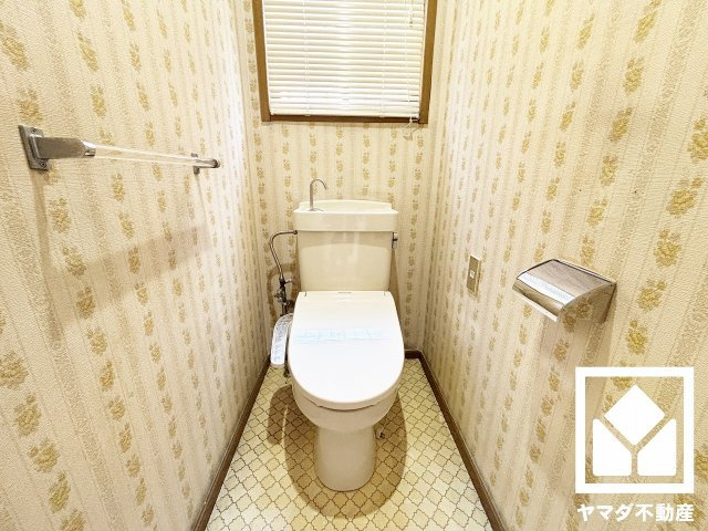 西宮市北六甲台３丁目のトイレ|明るく清潔感溢れるトイレです。トイレが1階と2階にあるので、朝の忙しい時間帯も混雑を避けられます。清潔感と利便性を兼ね備えた温水洗浄便座付き。