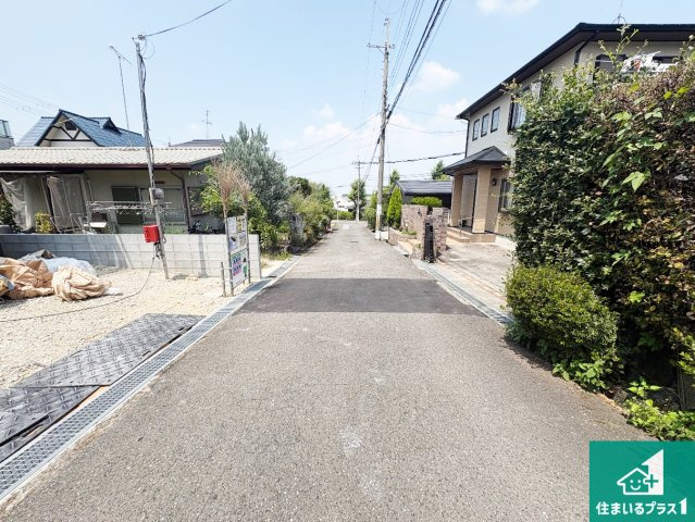 河内長野市北青葉台　第1期　新築一戸建ての前面道路含む現地写真|周辺は落ち着いた街並みの住宅地！子育てがしやすい住環境です！まだ未完成ですが、現地でしかわからない事もございます。是非一度ご覧ください。