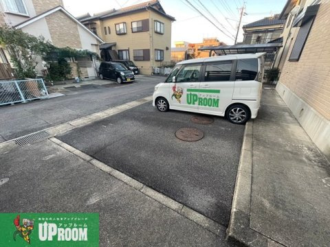メゾンドール小鳥 B棟の駐車場