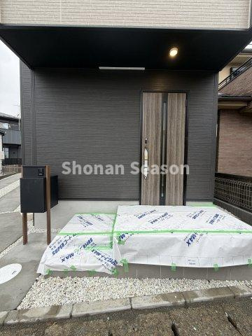 【現地画像あり】平塚市諏訪町7期　全2棟　2号棟の玄関|家族やゲストを迎える玄関は、住まいの第一印象を決める大切な場所◎
明るく清潔感のある空間で毎日の「ただいま」が心地よく感じられそうです。