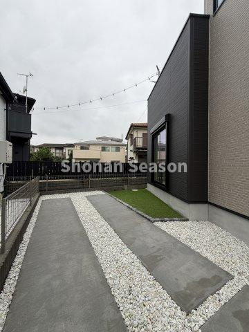【現地画像あり】平塚市諏訪町7期　全2棟　2号棟の駐車場|ご夫婦でお車をお持ちのご家族も安心！カースペース２台分確保しております。
