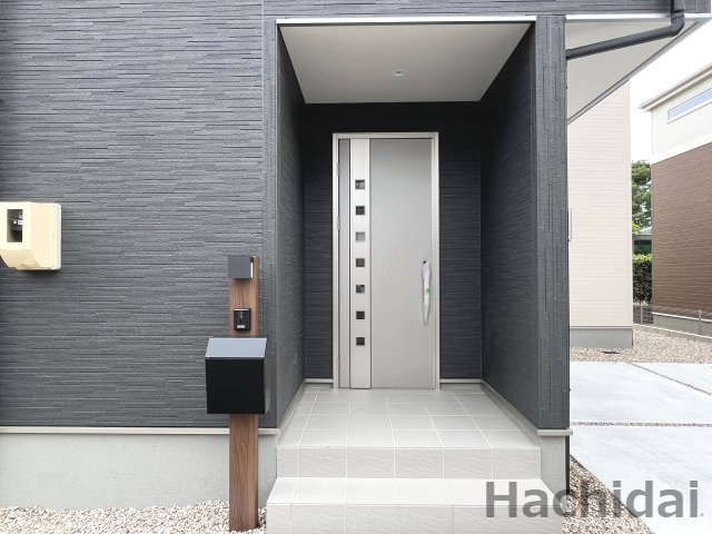碧南市踏分町　新築戸建のエントランス