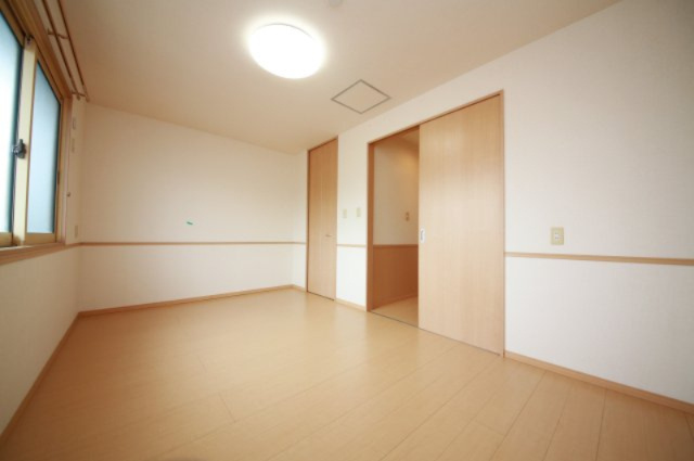 大府市半月町貸家の居間・リビング|別部屋反転間取りのお写真となります。