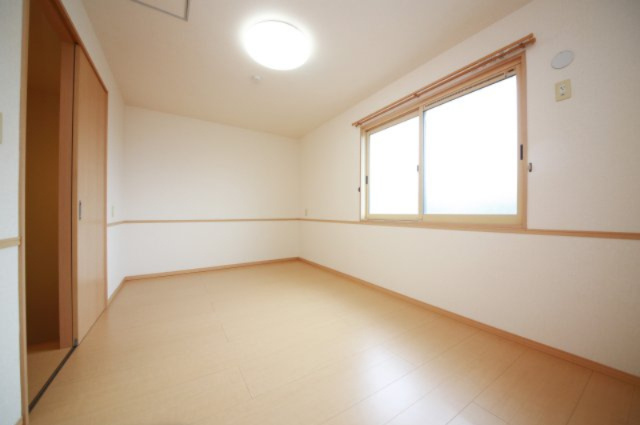 大府市半月町貸家の居間・リビング|別部屋の写真になります