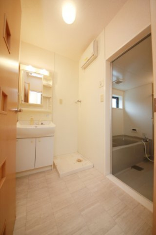 大府市半月町貸家の居間・リビング|別部屋反転間取りのお写真となります。