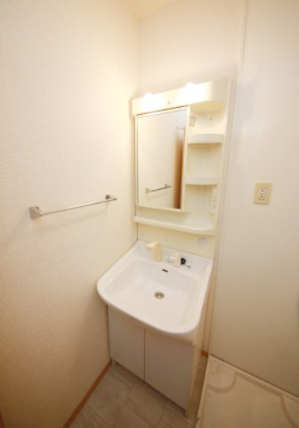 大府市半月町貸家の洗面所|別部屋反転間取りのお写真となります。