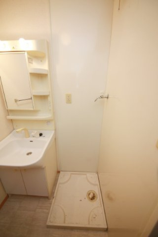 大府市半月町貸家の洗面所|別部屋反転間取りのお写真となります。