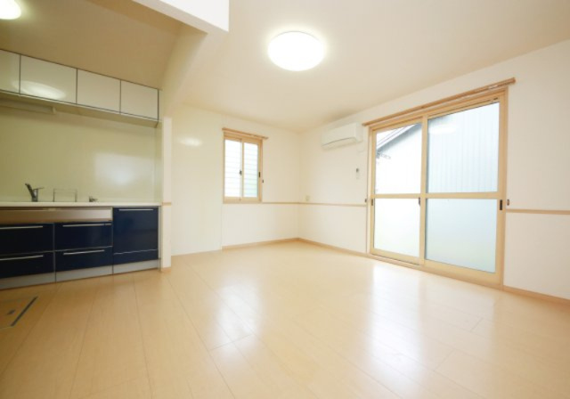 大府市半月町貸家の居間・リビング|別部屋反転間取り