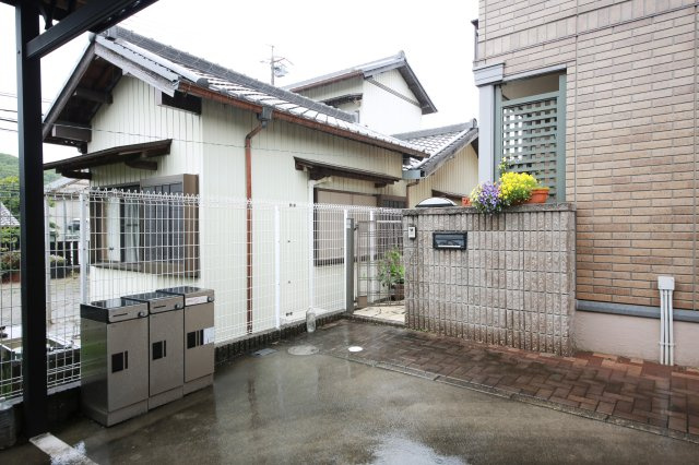 大府市半月町貸家の駐車場