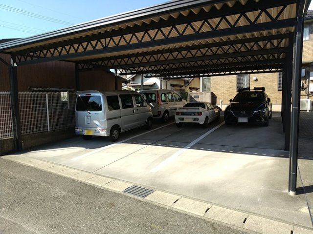 大府市半月町貸家の駐車場