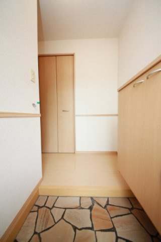 大府市半月町貸家の玄関|別部屋反転間取りのお写真となります。