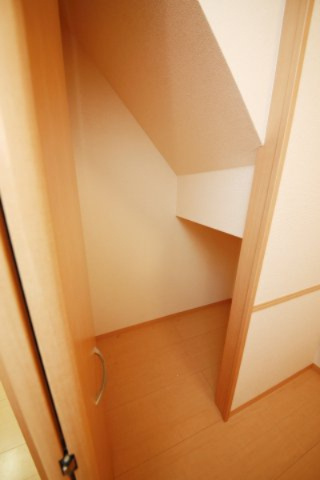 大府市半月町貸家の内装|別部屋反転間取りのお写真となります。
