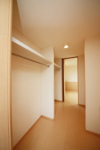 大府市半月町貸家の収納|別部屋反転間取りのお写真となります。