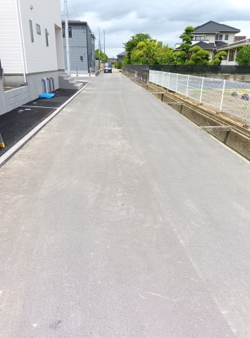 常総市新石下　第10　2号棟の前面道路含む現地写真